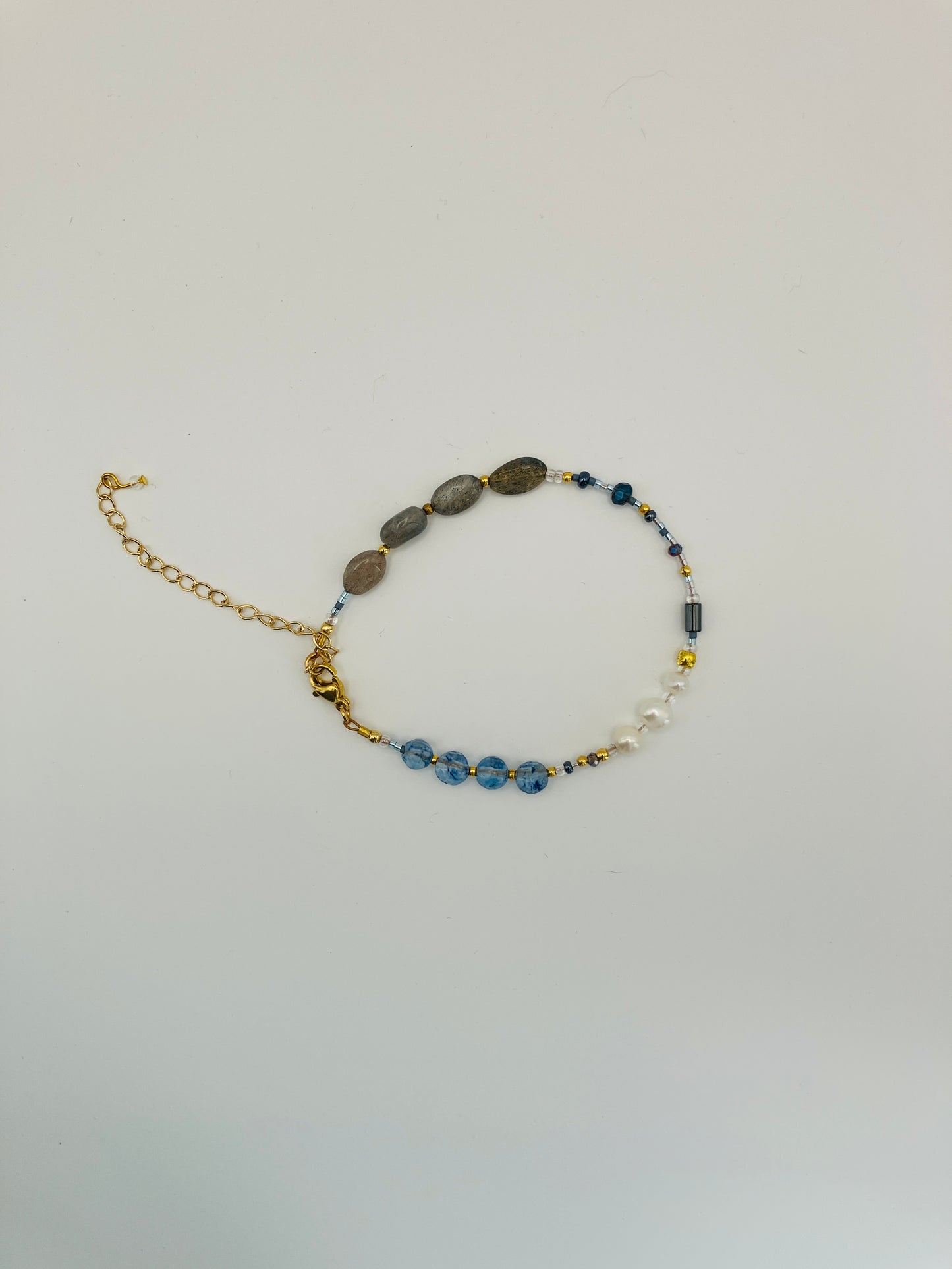 Labradorite and cultured pearl bracelet