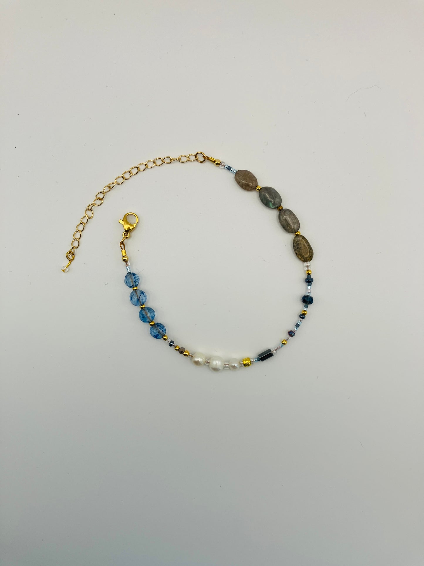Labradorite and cultured pearl bracelet